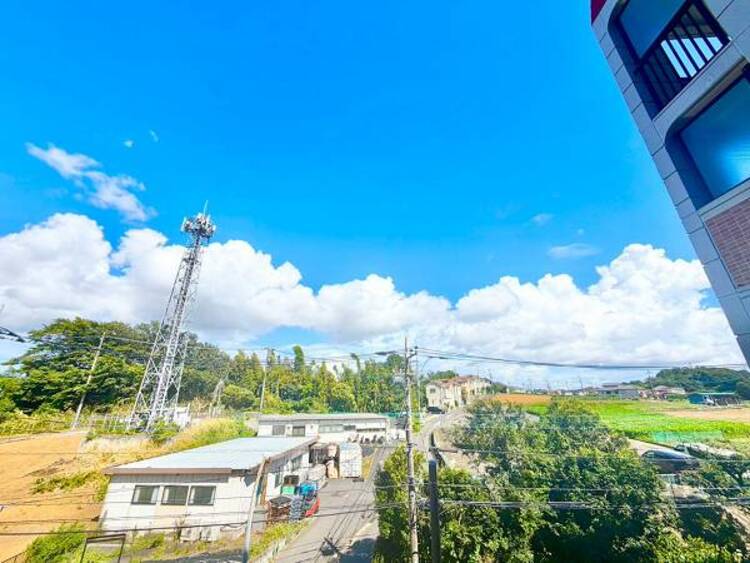 その他 陽の光に照らされるバルコニーを、爽やかな涼風が吹き抜けていきます。心を落ち着かせ開放してくれる眺望が今日も家族を包み込みます。