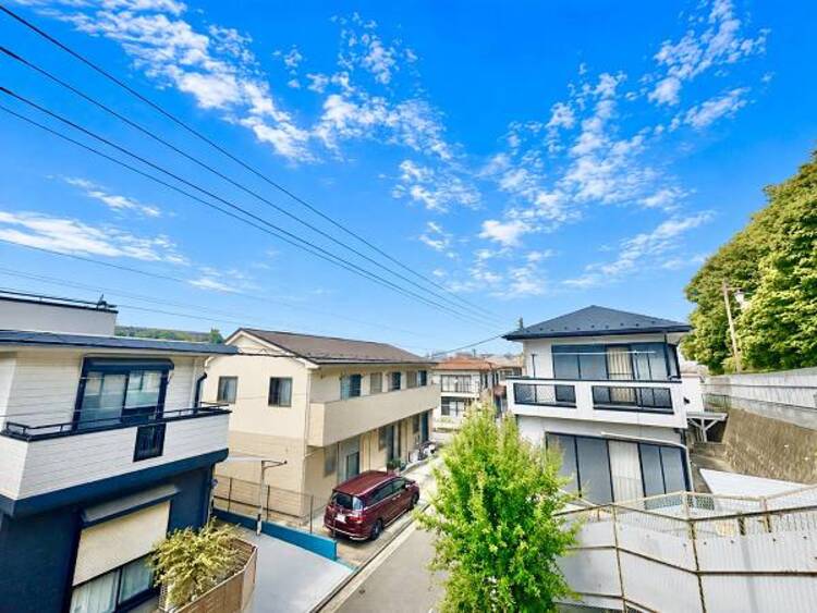 その他 風の通り道。舞い込んでくる風が優しく躍り、室内に爽やかな空気を運んでくる。そこに季節の息吹を感じて、いまがどんな季節なのかを実感する。