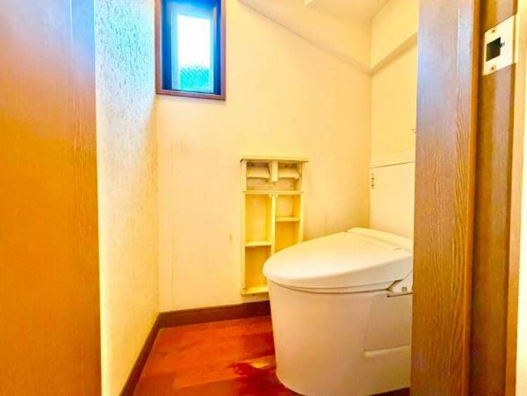 トイレ 白を基調としたウォシュレットトイレは清潔感あるプライベート空間を演出します。
