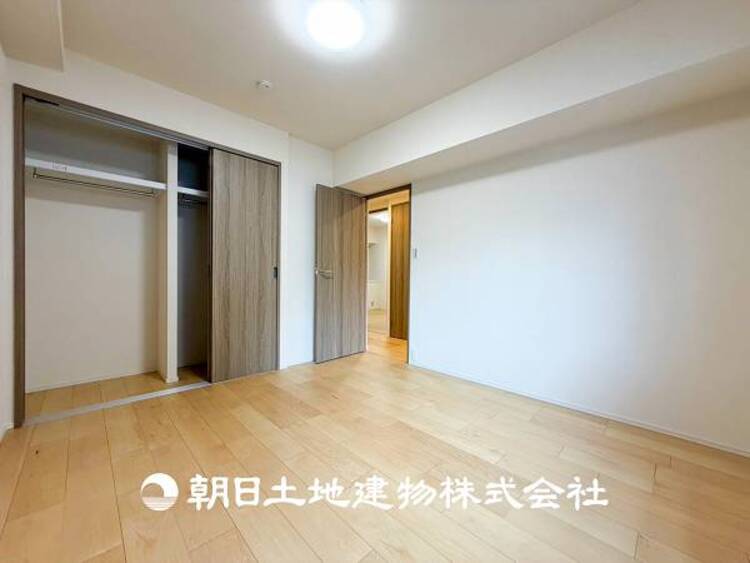内装 【洋室】自宅で快適に過ごす条件は一人ひとり違います。個性が強すぎないシンプルな内装とシンプルなデザインで統一しております