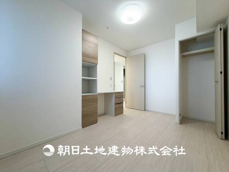 内装 【和室】リビングと繋がって和室がございます。大切なお客様を招く客間としてもお子様のお昼寝場所としてもあると何かと便利です