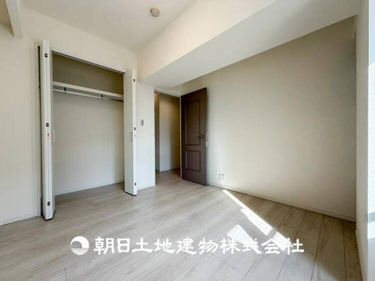 内装 【洋室】自宅で快適に過ごす条件は一人ひとり違います。個性が強すぎないシンプルな内装とシンプルなデザインで統一しております