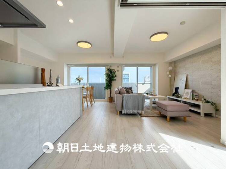 居間 【リビング】大切なご家族、招いた友人と過ごすひと時を溢れる光が優しく包み込む空間。充実した住空間は心を豊かにします。