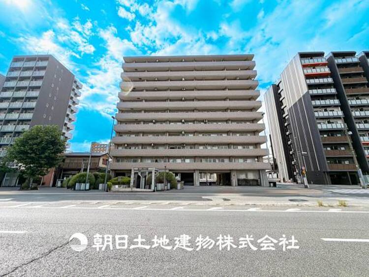 外観 【外観・立地】家族の色を映し出す洗練された邸宅は、ずっと輝き続けながらいつしか街の風景に溶け込み人と共に歩んいきます。
