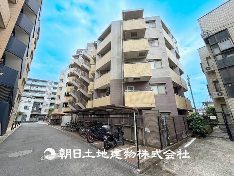 外観 【外観・立地】家族の色を映し出す洗練された邸宅は、ずっと輝き続けながらいつしか街の風景に溶け込み人と共に歩んいきます。
