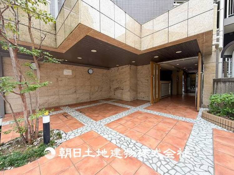 エントランス 【エントランス】時代の流行ではなく拘りを貫く。シックなカラートーンで街並みに溶け込む外観は、絶妙なバランスで輝きを放ちます