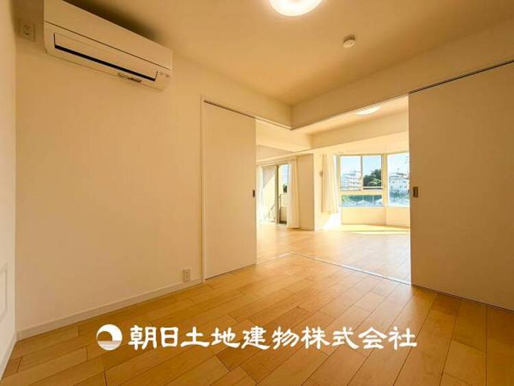 内装 【洋室】大切な家族一人ひとりの大切な個別空間。趣味・感性で個性的に飾って頂けるようシンプルに仕上げてあります。