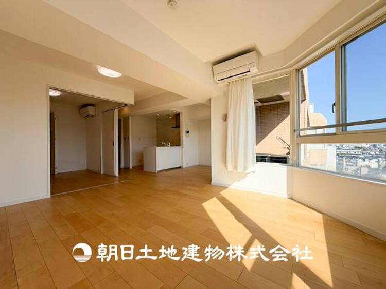 居間 【リビング】リビングにはみんなが集い食事や楽しい会話でついつい時を忘れてしまう。そんな束の間の幸せを感じさせてくれる場所