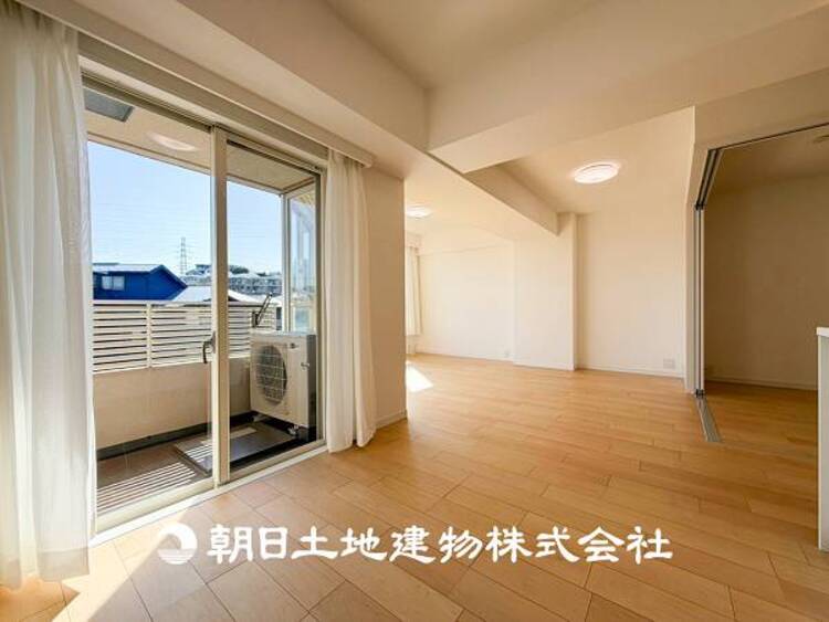 居間 【リビング】開放的で明るい空間が広がるLDK。リビングには潤沢な太陽が降り注ぎ、爽やかな住空間を演出できます