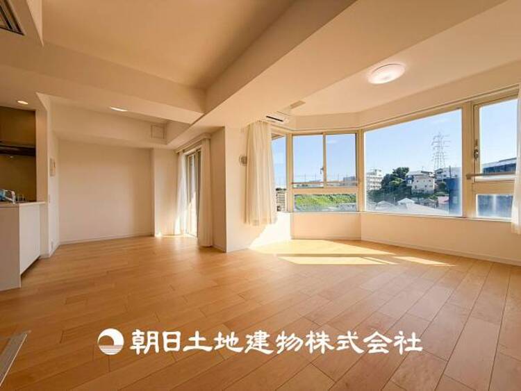 外観 【リビング】大切なご家族、招いた友人と過ごすひと時を溢れる光が優しく包み込む空間。充実した住空間は心を豊かにします。