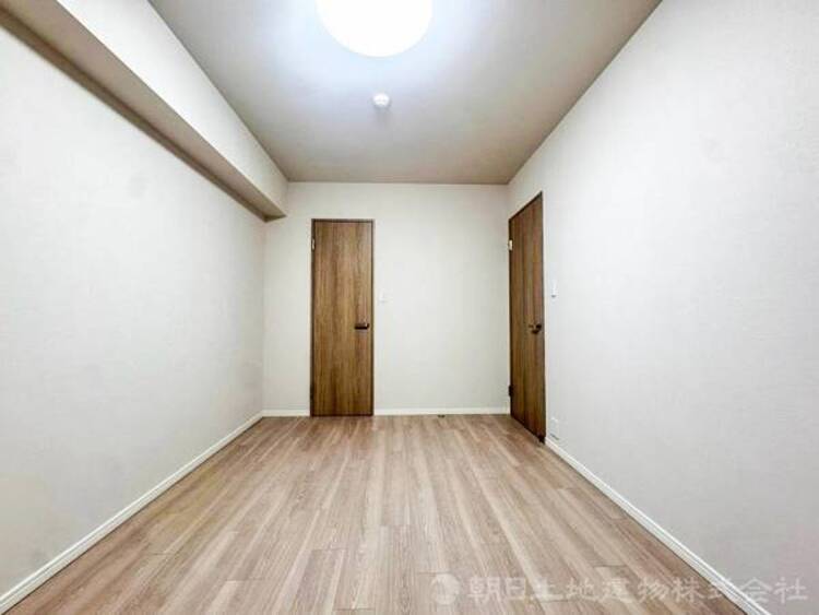 内装 居室はひとり時間を過ごせる安らげるお部屋として活用できます！収納スペースあり！荷物が多くても十分！ベッドや勉強机、テレビなどを置きたい場合におすすめ！！過ごす時間が長くてもゆったり過ごせそうですね！