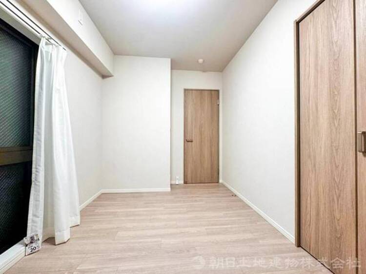 内装 穏やかな寛ぎあじわえるお部屋では有意義な時間がつくれます！大きな窓からと陽光が注がれる明るい空間！光もアクセントの一つとして。一人時間も充実したものにできるプライベートルームは日々を豊かにします！！