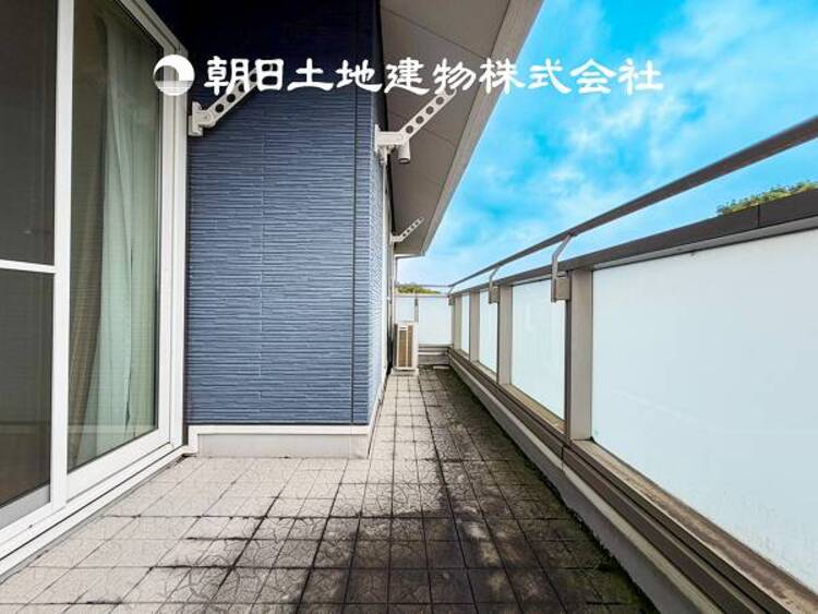 バルコニー 【バルコニー】太陽に愛された家。陽当り・通風に優れた魅力的で快適さを追求したプライベート空間です。