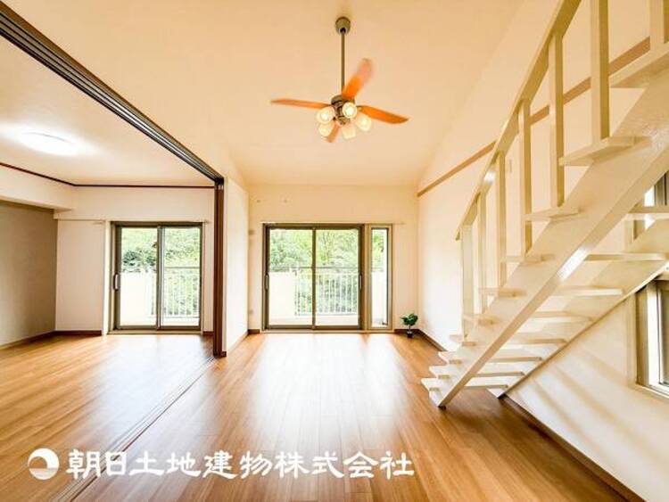 居間 【リビング】リビングにはみんなが集い、食事や楽しい会話が始まる。