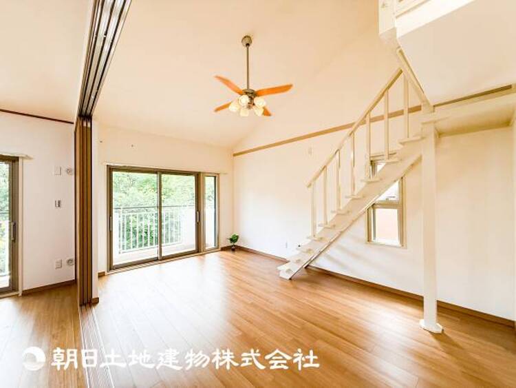 居間 【リビング】大切なご家族、招いた友人と過ごすひと時を溢れる光が優しく包み込む空間。