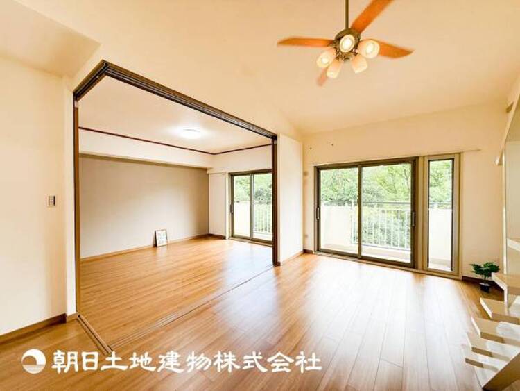 居間 【リビング】大切な人とともに、心穏やかに過ごすひとときになるリビング。