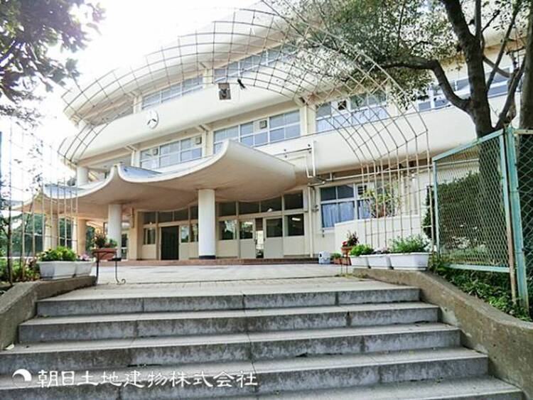 周辺 【上の宮中学校】1200ｍ　体験的な学びとＩＣＴを組み合わせたバランスのよい教育が魅力です。近隣の小学校と連携し、９年間を見据えた小中一貫教育を実施しています。
