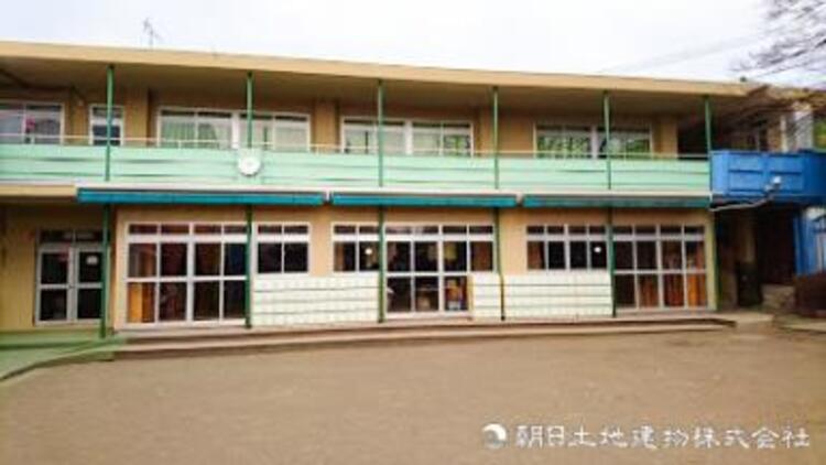 周辺 【寺尾幼稚園】420ｍ　自然に恵まれた環境を活かし、自然の中で五感を育むことを大切にするのびのびとした幼稚園です。遊びや製作、音楽を通して感受性や表現力も伸ばします。