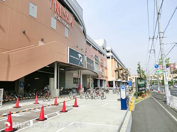 周辺 【トレッサ横浜】1300ｍ　フランス・リヨンの街並みをイメージした空間に、約２２０店舗が集まるショッピングモールです。約２７００台の大型駐車場は終日無料で利用できます。