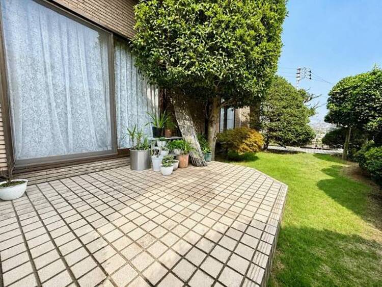 外観 南向きの大きな庭もあり、東側にも家庭菜園が出来るようなスペースがございます。