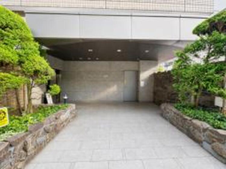 エントランス 【エントランス】重厚感の溢れるエントランスはマンションの顔！帰宅時、来客時に誇れる空間を演出します！ 