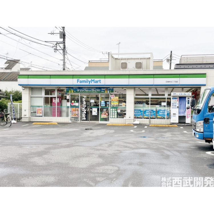 周辺 ファミリーマート石神井台二丁目店(約800m)