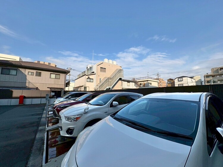 駐車場 本物件の駐車スペースです。車種制限のある場合もございますので、お気軽にお問い合わせくださいませ。