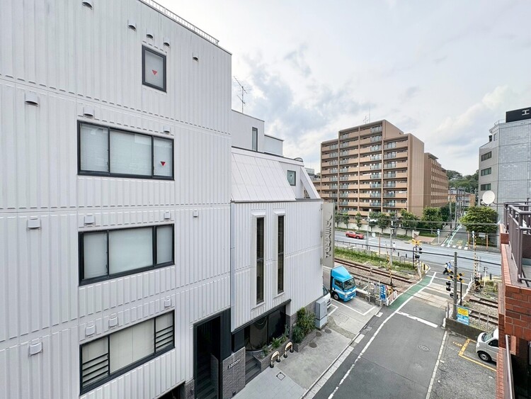 バルコニー 窓を開けると広がる青空。心をリフレッシュして日々を過ごしていきましょう。