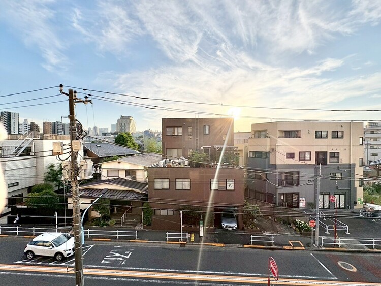 バルコニー 窓を開けると広がる青空。心をリフレッシュして日々を過ごしていきましょう。