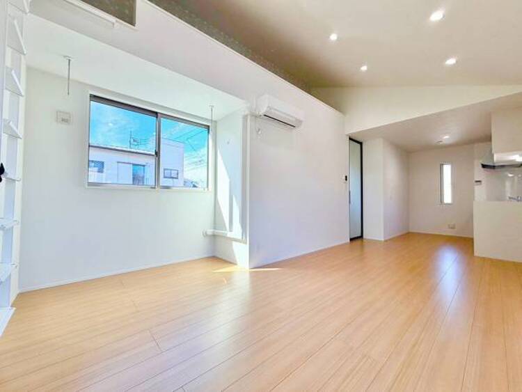 居間 リビングとつながるお部屋は、お友達が遊びに来た時にも使えますし、ちょっと疲れた時にお昼寝できるのも嬉しいですね。