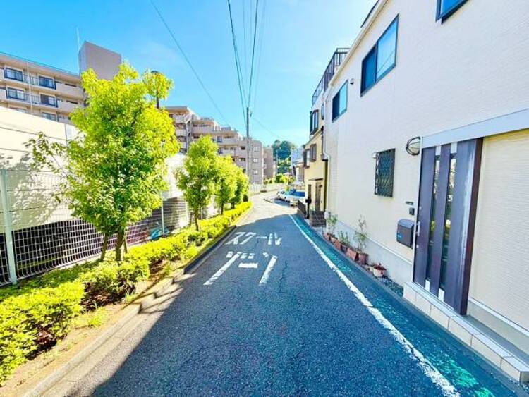外観 前面道路は４ｍございます。毎日のお車の出し入れもストレスなく行えます。