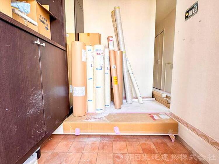 その他 【玄関】お出かけの際に小さなお子様のいるご家庭でもゆったりと靴を履かせて上げることができます。大きな荷物や抱っこしながらでもスムーズに出入り可能なストレスの少ない玄関です。 
