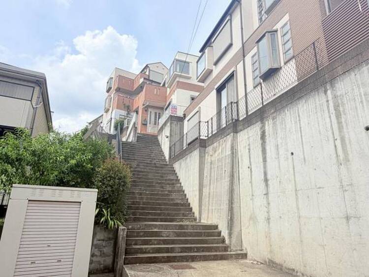 外観 ●〇深く豊かな緑と爽快な青い空を感じる、まるで杜の中に暮らすような心地よさを存分に堪能いただける邸宅です。ハイグレードの設備仕様を標準装備したデザイナーズ住宅が便利で快適な新生活をお届けいたします〇●