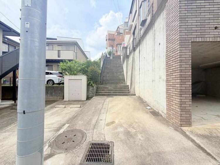 駐車場 ●〇ここから始まる「日常」はご家族にとってかけがえのない時間となります。少しでも豊かに、快適に。そんな想いから本邸宅は生まれました。周辺には利便性の高い施設や緑にあふれ、永住の地に相応しい環境です〇●