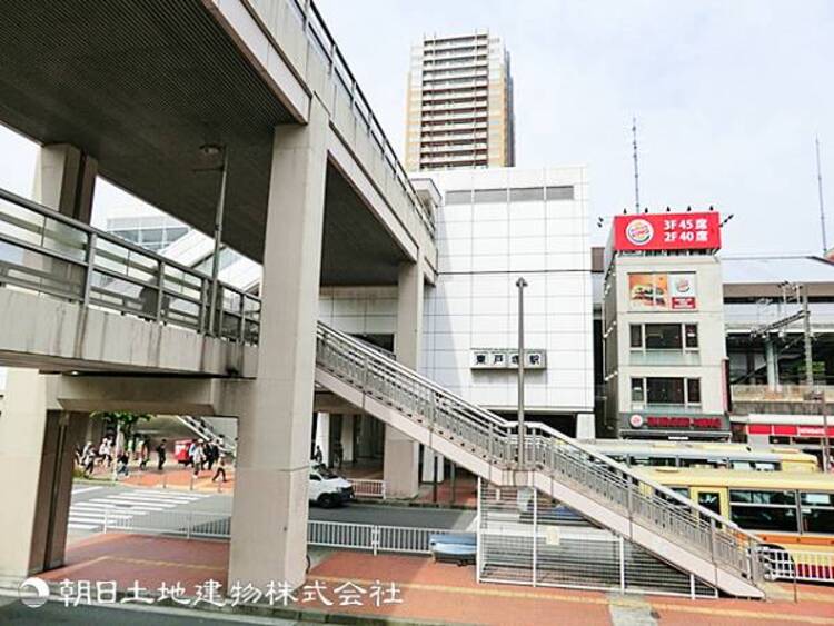 周辺 【東戸塚駅】2200ｍ　横須賀線・湘南新宿ラインが乗り入れ都心へ好アクセス！駅直結の商業施設が充実し、買い物もしやすく便利です。周辺は閑静な住宅街でファミリーにも人気のエリア。