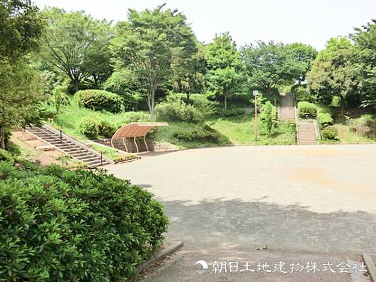 周辺 【今井の丘公園】480ｍ　豊かな自然と高台からの見晴らしが魅力の公園。広々としたグラウンドや遊具が整備され、子どもから大人まで伸び伸びと過ごせる、地域の憩いのスポットです。