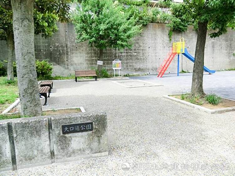 周辺 【大口通公園】80ｍ　商店街の近くにありながら緑豊かで落ち着く公園です。広々とした敷地には遊具やベンチがあり、お買い物ついでや地域の子どもたちの遊び場として親しまれています。