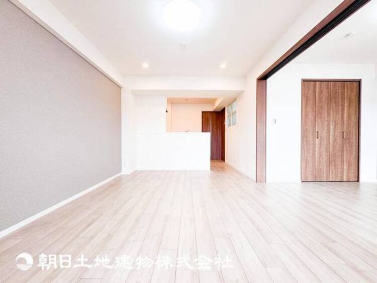 居間 【リビング】リビングにはみんなが集い、食事や楽しい会話が始まる。