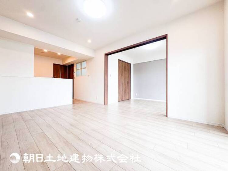 居間 【リビング】大切なご家族、招いた友人と過ごすひと時を溢れる光が優しく包み込む空間。