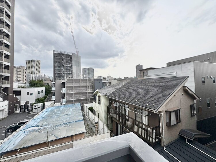 バルコニー 窓を開けると広がる青空。心をリフレッシュして日々を過ごしていきましょう。