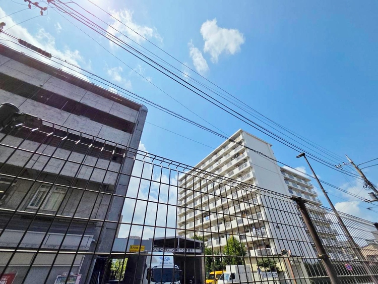 バルコニー 窓を開けると広がる青空。心をリフレッシュして日々を過ごしていきましょう。