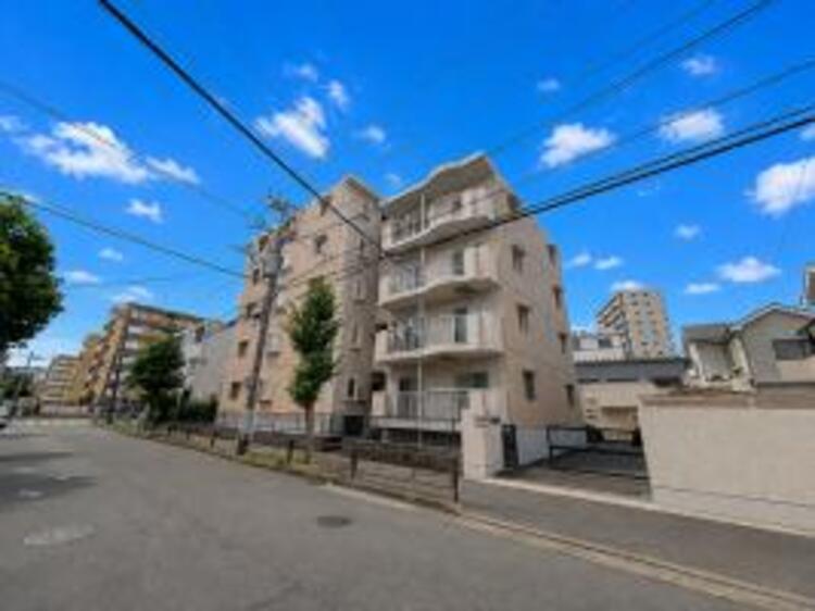 外観 窓からたっぷりと陽光が注がれる明るい住まい。ご家族の成長に合わせてお住まい頂ける仕様の間取り。日々の疲れを癒してくれる主寝室。お子様も自分のお部屋でお勉強など出来るお部屋のご用意もございます。