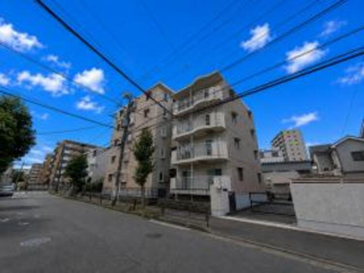 外観 それぞれ独特の顔を持つあなただけのお住まい。各棟によって暖かい日差しの入り方・見え方も違うお住まい。実際の日当たりや現地の雰囲気もご確認くださいませ。