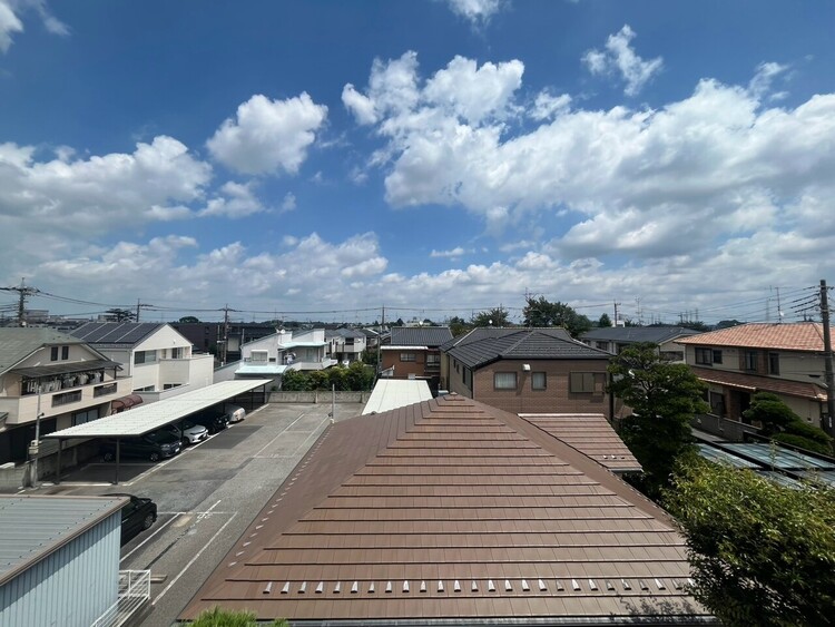 バルコニー 窓を開けると広がる青空。心をリフレッシュして日々を過ごしていきましょう。