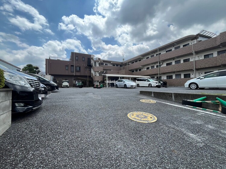 駐車場 本物件の駐車スペースです。車種制限のある場合もございますので、お気軽にお問い合わせくださいませ。