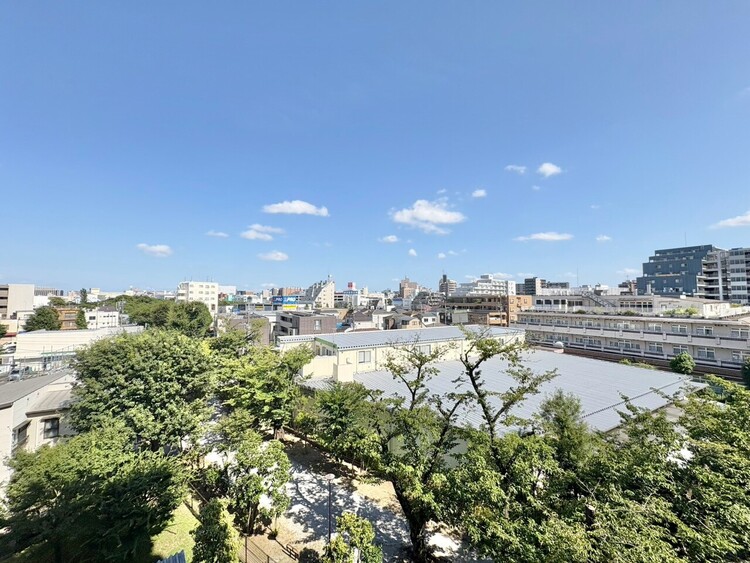 バルコニー 窓を開けると広がる青空。心をリフレッシュして日々を過ごしていきましょう。