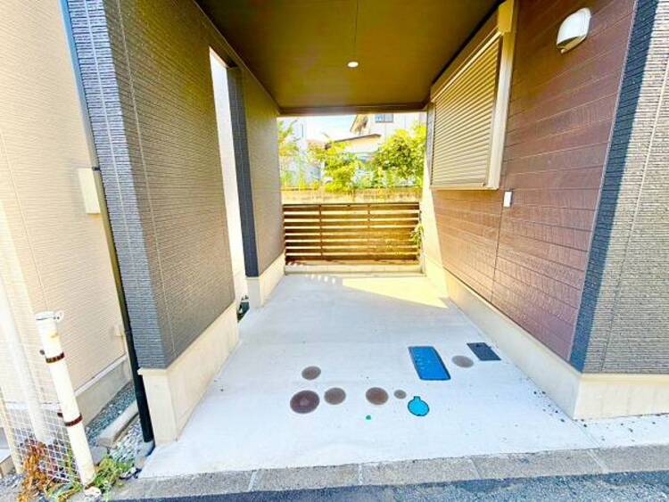 駐車場 小さなお子様も安心・安全の乗り降りができますし、水栓も備え付けられていますので敷地内で洗車ができるのも嬉しいですね。