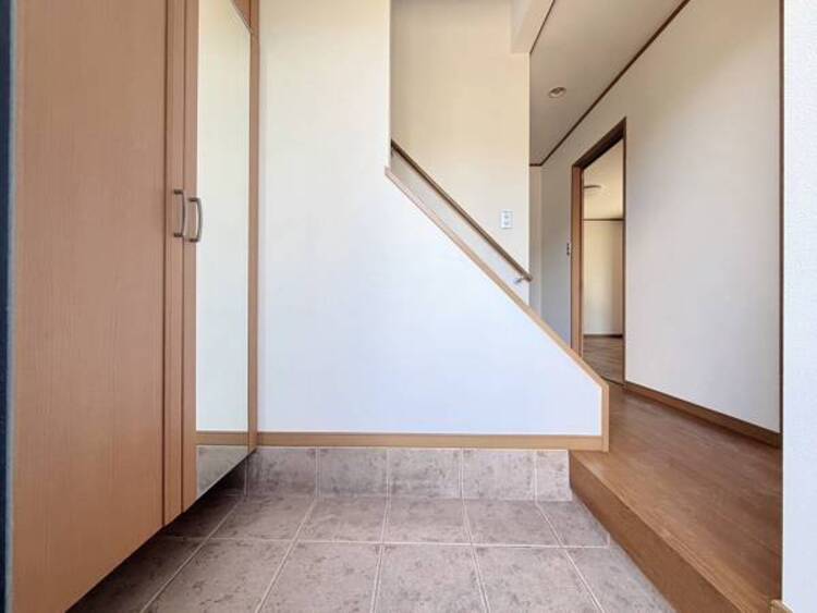 その他 シューズボックスについている鏡は靴を履いた全身を写せるので外出時の最終チェックに最適です。