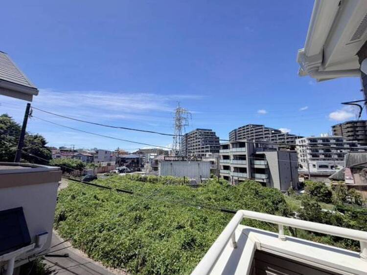 その他 バルコニーからの眺望。季節による景色の変化を日常の生活と共に感じられます。