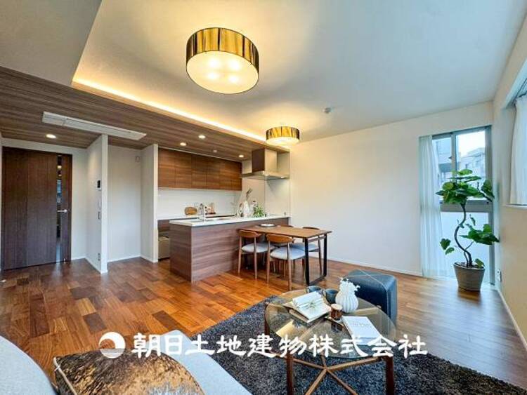 居間 【リビング】大切なご家族、招いた友人と過ごすひと時を溢れる光が優しく包み込む空間。充実した住空間は心を豊かにします。